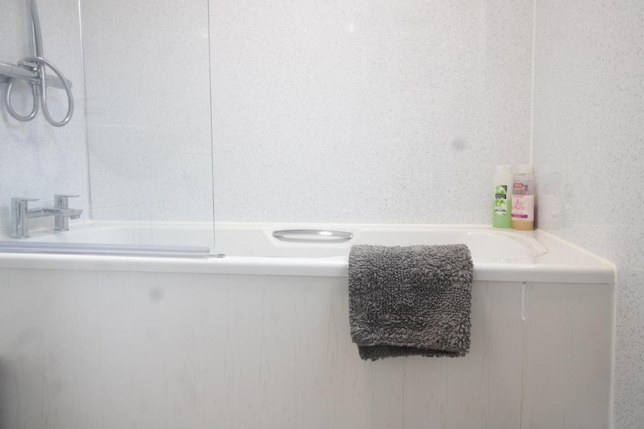 Appartamento Adrian House, Near Hospital, Easy Parking + Garden Carlisle  Esterno foto